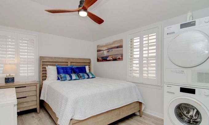 Balboa Island Apartment | 1 Bedroom Single family L-602824 by Houzlet