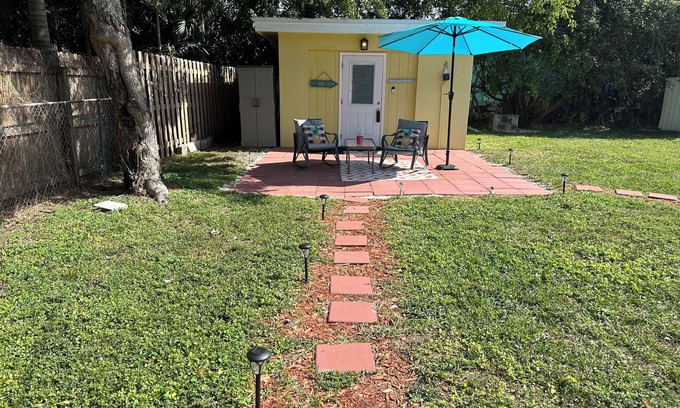 Lake Worth Corridor House | 1 Bedroom Studio Cottage Patio Grill Firepit Parking