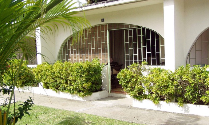 Sunset Crest Condo | 1 BR Condo with washing machine in unit in Sunset Crest/Holetown - West Coast.