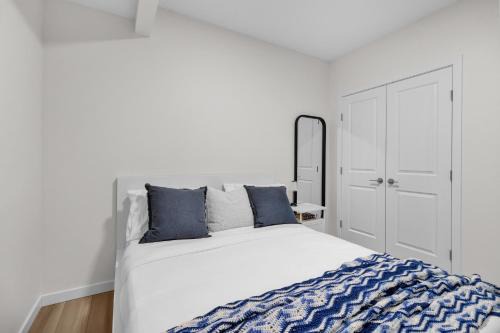 West Edmonton Villa | 1 BR Suite Stylish Coffee Station Stocked sleep 4