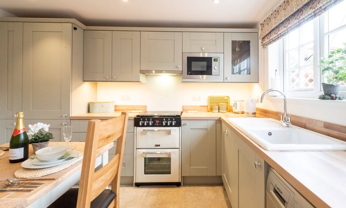 Woodbridge Cottage | 1 Chantry Cottage - sleeps 3 guests in 2 bedrooms