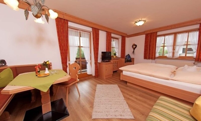 Groissenbach Apartment | (1) Ein-Raum-Ferienwohnung 35qm, 1-3 Personen, Dusche/WC, Wohn-Schlafraum, separate Küche, großer Balkon