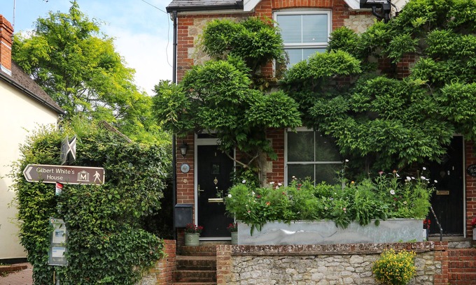 Selborne Cottage | 1 FORESTERS REST, romantic, with a garden in Selborne