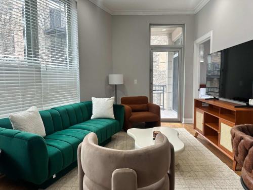 River West Apartment | 1 Garage Parking Pool Table Up To 1Gb Wifi Speed