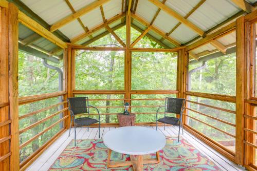 Glouster House | 1 Mi to Burr Oak Lake Home with Deck and Patio!