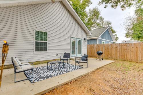 South Pensacola House | 1 Mi to Dtwn Pet-Friendly Pensacola Getaway!