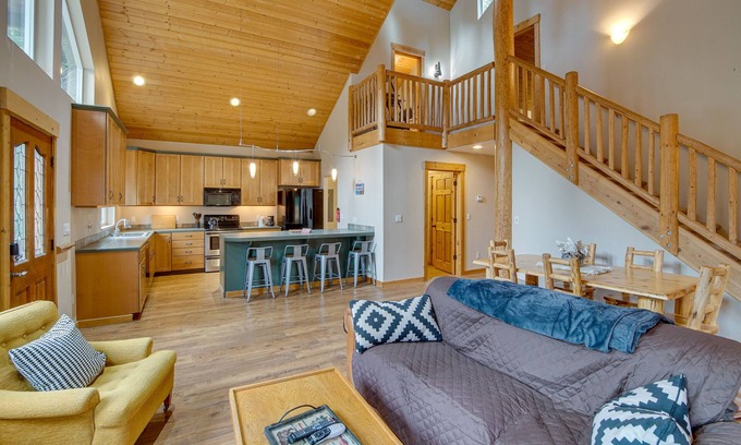 Easton Cabin | 1 Mi to Lake Easton: Family Cabin w/Deck!