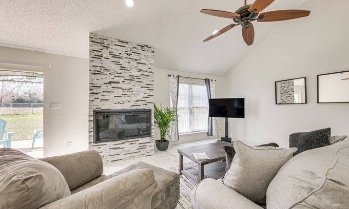 Jacksonville House | 1 Mi to Lake Jacksonville: Pet-Friendly Home