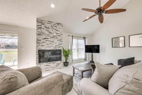 Jacksonville House | 1 Mi to Lake Jacksonville Pet-Friendly Home