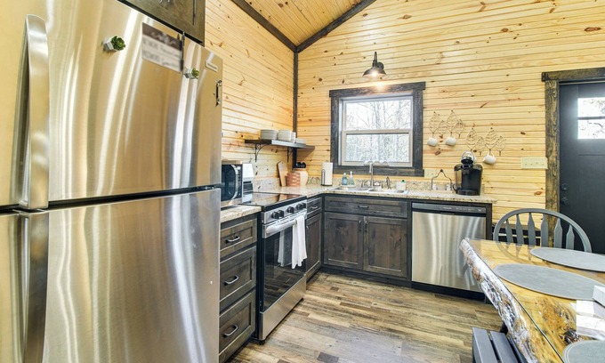 Clarksville Cabin | 1 Mi to Lake Ludwig: Cabin w/Fire Pit + BBQ