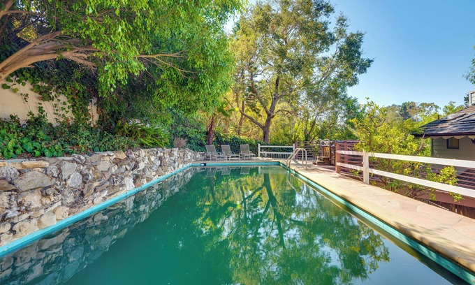 Bel Air Apartment | < 1 Mi to UCLA: Pet-Friendly Couples Retreat!