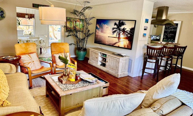 Englewood House | <1 MILE MANASOTA BEACH/NORTH ENGLEWOOD Boutiquey Home loaded with amenities!