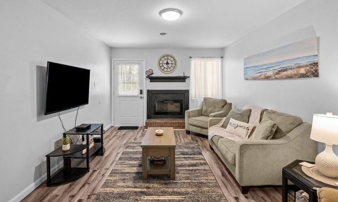 Havelock Apartment | 1 mile to Cherry Point and 19 miles to Atlantic Beach!
