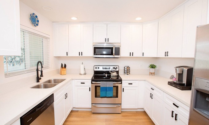 Alamitos Beach Apartment | 1 Mile to Downtwn/Beach - King Bed - Fast WiFi - Parking Included