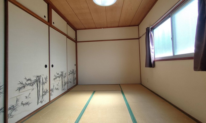 Naniwa Apartment | 1 min walk from JR station, 6 min walk from subway station, 2/3 min train ride to Namba/Shinsaibashi, 45 sq.m. 2LDK, Guest house Chine Room 405
