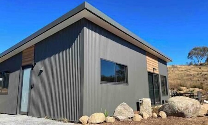 East Jindabyne House | #1 New Modern Cabin with beautiful views Cabin