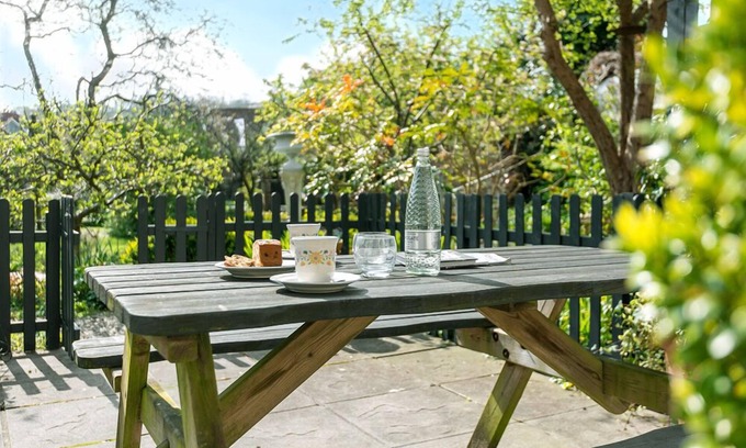 St Dogmaels Cottage | 1 Penally Boathouse Mews, Holiday Cottage St Dogmaels, Sleeps 4, 2 bedrooms, bathrooms