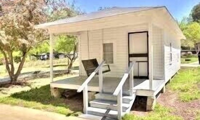 Tupelo House | #1 Stay on Elvis Presley Drive 1 mi to I 22, near aquatic ctr, downtown, arena.