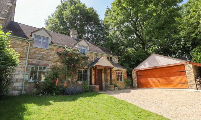 Moreton-in-Marsh Cottage | 1 THE LANE, pet friendly, with a garden in Chipping Norton