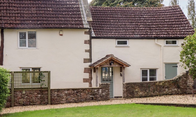 Bromsash Cottage | 1 WHITE HOUSE COTTAGES, pet friendly, with open fire in Lea
