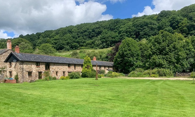 Christchurch Cottage | 10 bedroom accommodation in Bampton, near Tiverton
