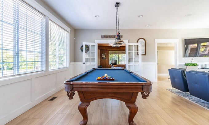 Tukwila House | 10-Bedroom Retreat Near Seattle