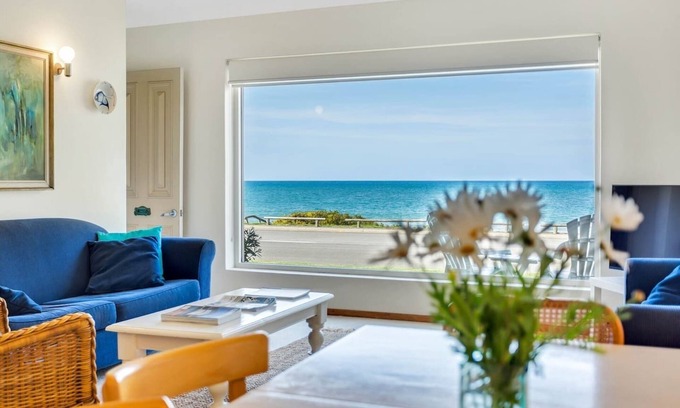 Victor Harbor House | 10 Bridge Tce - Beachfront