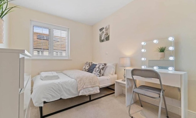 Hylands House | 10% discount on our 3-bedroom Cosy home in Hornchurch in a quiet neighbourhood.