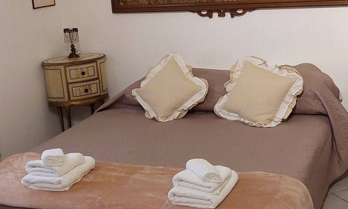 Rezza House | 10 min from the sea! Chic and retro home sleeps 4 + double sofa bed!