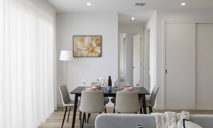 Greenvale House | 10 Min to Airport | Brand New Family 4BR House