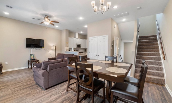 Humble Apartment | 10 mins from IAH/King Bed - Spacious 2 Bedroom home - Unit B