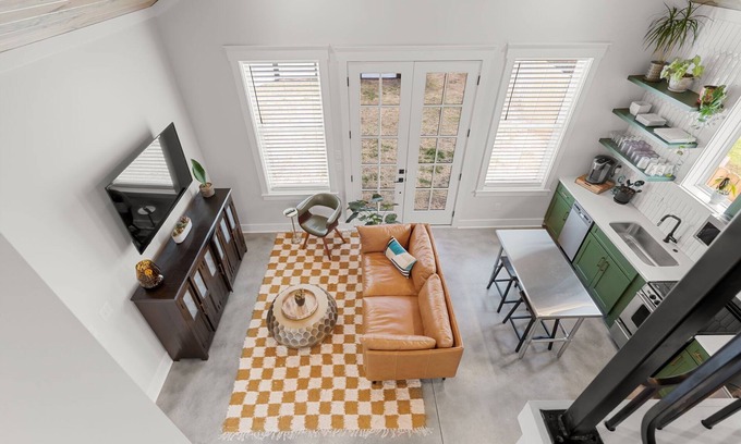 Cleveland Park Apartment | 10 mins to Broadway! Private Guest House w/patio; Walkable to coffee & bars.