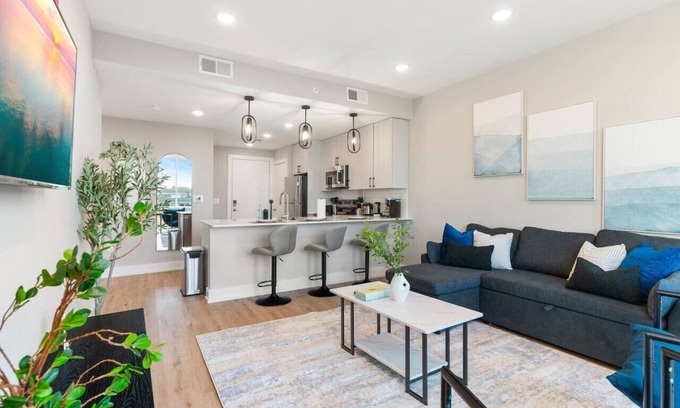 North Philadelphia Apartment | 10 mins to Center City + OldTown|Rooftop Views!