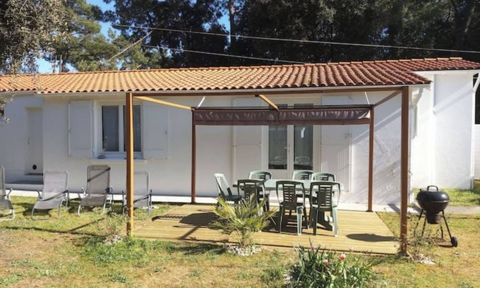 Domino House | 10 minutes walk from the beach, in a garden, house for 8 people