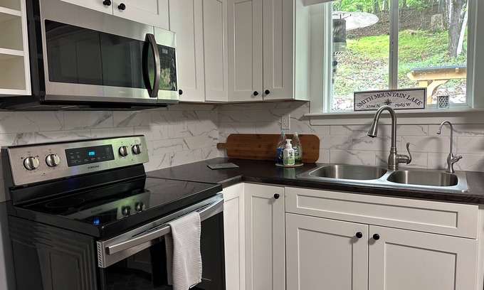 Moneta House | 10-minute drive from the shores of Smith Mountain Lake! Lakehouse with hot tub!