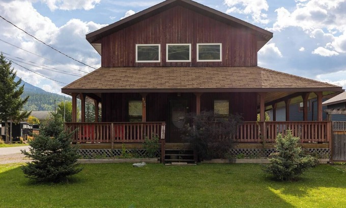 East Kootenay House | 10 Minute Walk to Downtown Fernie. Hot Tub