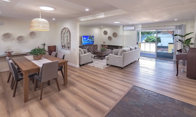 Buena Park House | 10 minutes to Disney, 5 minutes to Knott's! Spacious home at the center of SoCal
