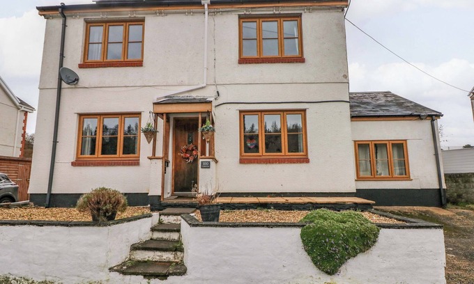 Cwm-twrch Isaf Cottage | 100 CWMPHIL ROAD, pet friendly, with a garden in Ystradgynlais