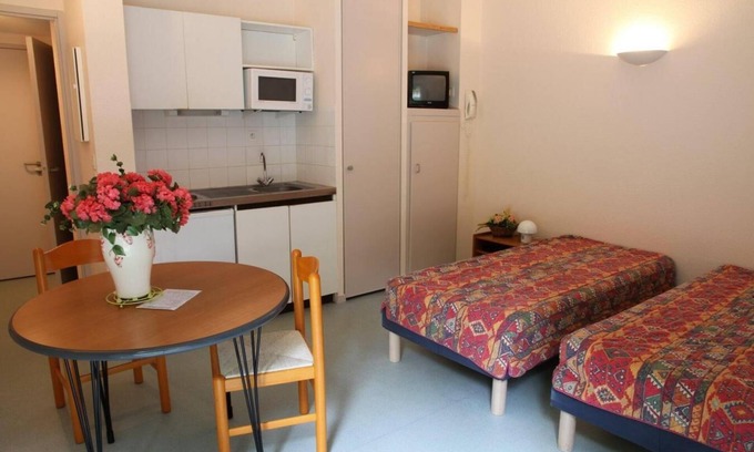 Aulus-les-Bains Apartment | 100m from resort center, view mountain, fitness, parking, tv, 25m², Guzet