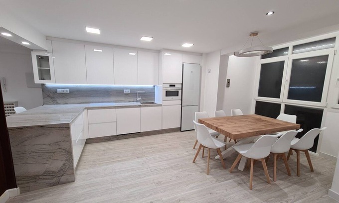 Gijon City Centre Apartment | 104A Apartamento para 8 Personas