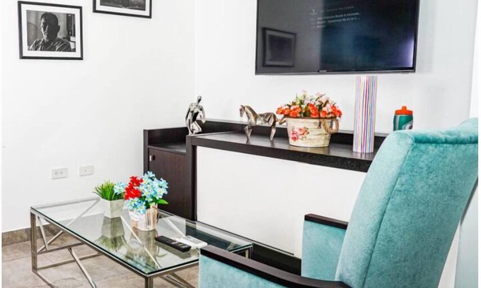 Urdesa Condo | 106 - Consulate USA *Parking* Prague Apts 3 pax