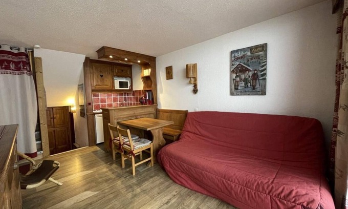 Les Menuires Apartment | 10m from ski slopes, 4th floor, view street, balcony, tv, ski locker, 25m², Les Menuires