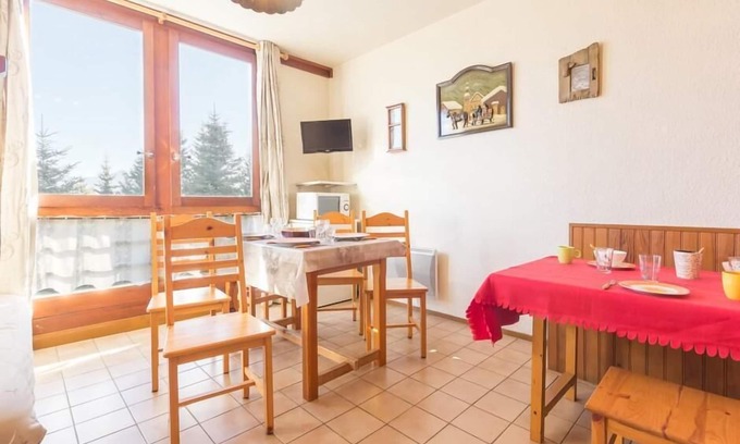 Le Corbier Apartment | 10m from ski slopes, 1st floor, view valley, swimming pool, tv, ski locker, 24m², Le Corbier