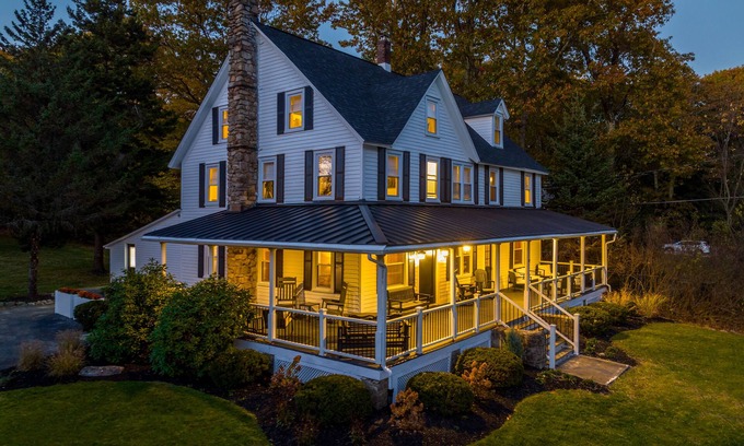 Mount Pocono Cabin | 11 bedroom Lodge - Swim Spa/Hot Tub - Firepit - Game room - sleeps 26