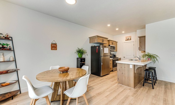 Eagle Mountain House | 11 Mi to Utah Lake: Newly Built Family Townhome!