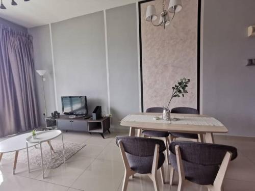 Taman Mount Austin Apartment | 11-Modern HOMESTAY PALAZIO lake view Mount Austin Palazio near AEON Themepark Toppen IKEA
