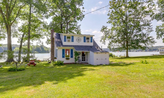 Coventry Lake Cottage | 111 m² Cabin ∙ 3 bedrooms ∙ 6 guests