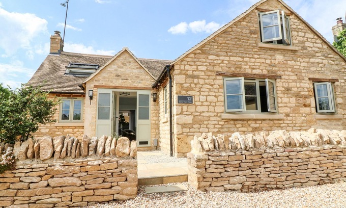 Kingham Cottage | 12 MANOR FARM CLOSE, family friendly, with open fire in Kingham