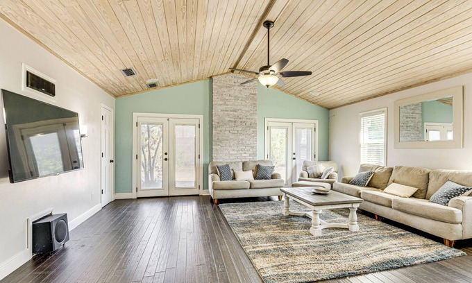 Lynn Haven House | 12 Mi to PCB: 'The Whale’s Tale’ w/Patio & Grill