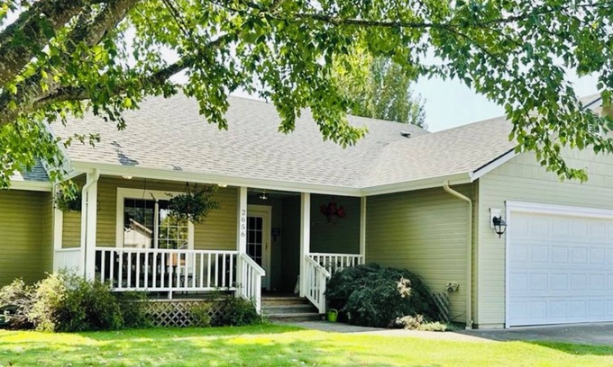 Central Oregon House | 12 mins UO, Autzen, 10min airport, Hot tub, Fire pit!
